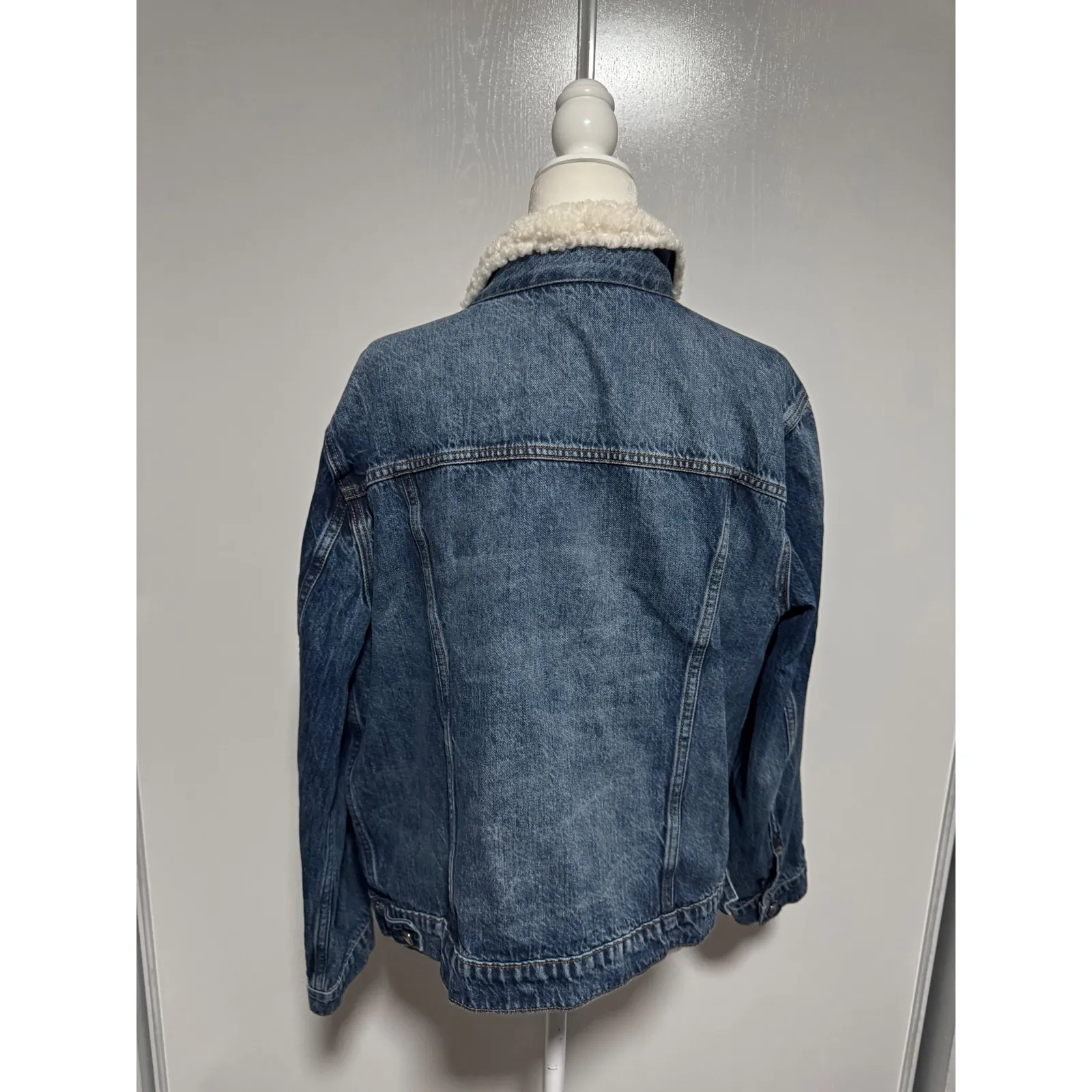 Good American Denim Jacket Sherpa Collar Jean Trucker Jacket size 2/3‎ Women's - Image 2