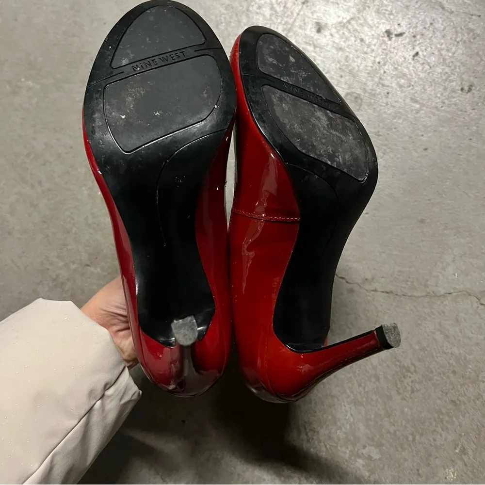 cherry Red Patent Leather Pumps Heels Size 6 EUC - Image 5