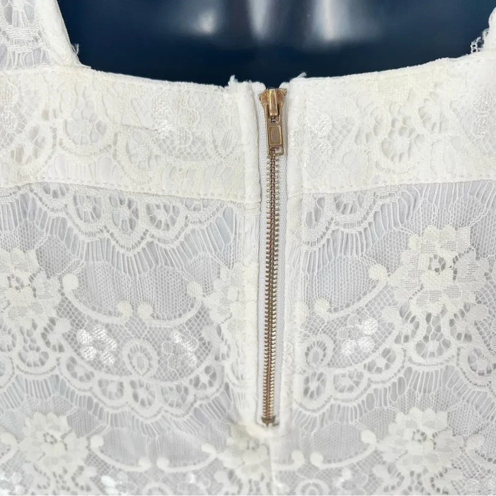 AKIRA White Lace Robe with Plunge Neckline - Image 9