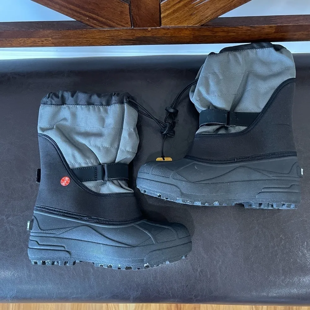 Columbia  200g Isolant snow boots in a size 5 - Image 5