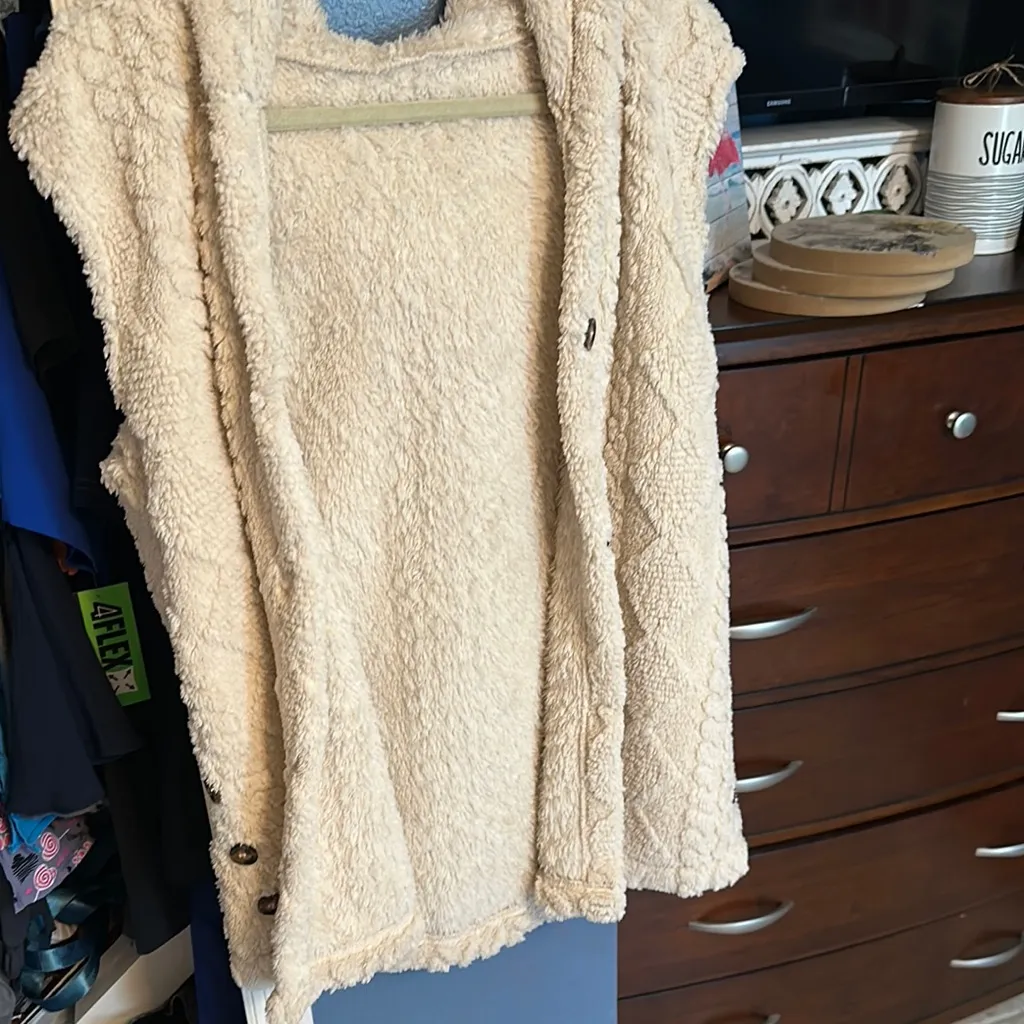 Cozy Cream Hooded Sweater Vest Sz large. New. - Image 5
