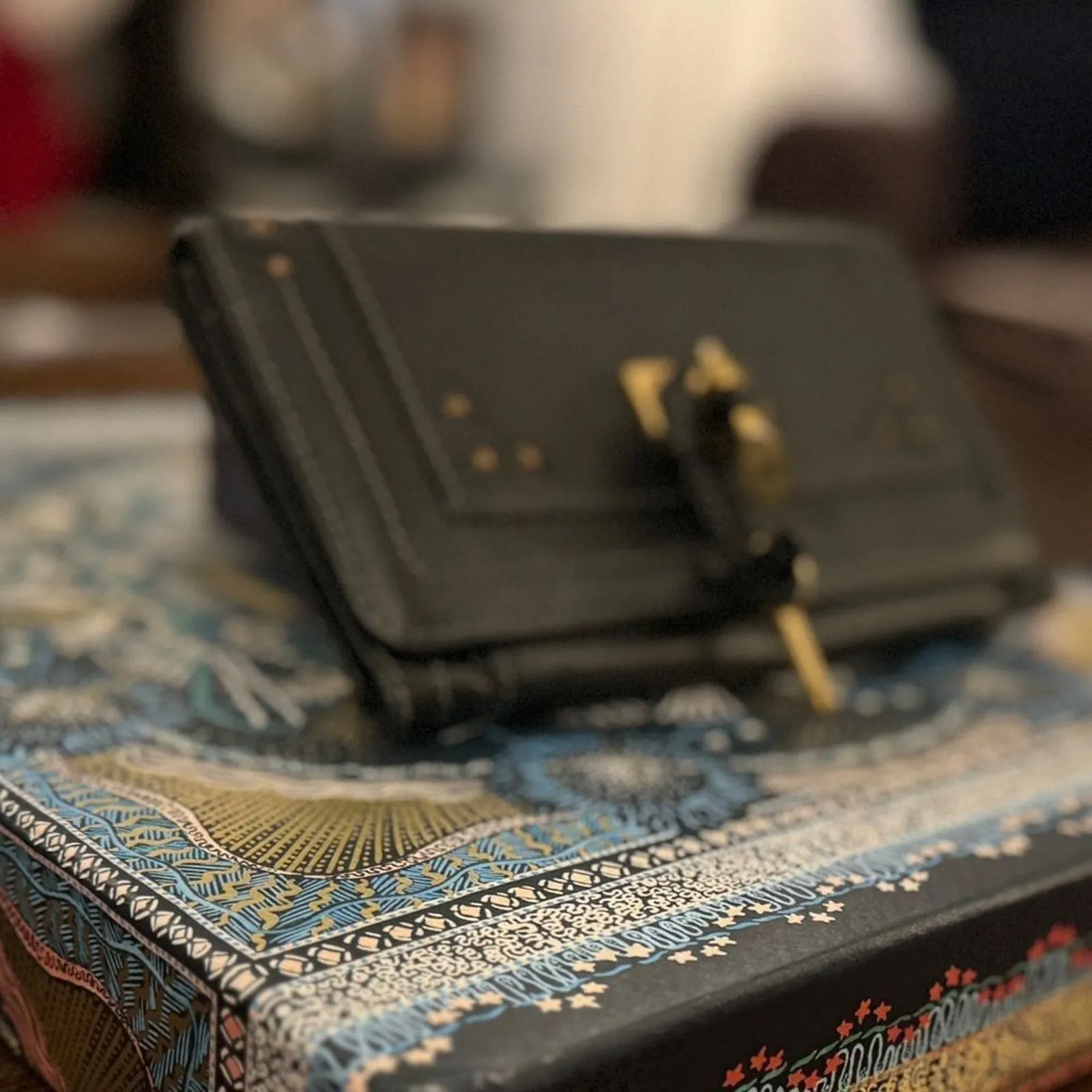 CHLOE Paddington Leather Wallet with Lock and Key, Authenticated Vintage - Image 5