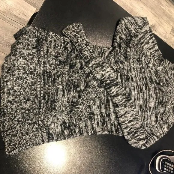 Grey Rue21 Small Hoodie Sweater with Pockets Long Sleeves Knit Sweatshirt - Image 2