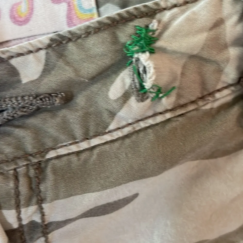 🐫🐫🐫free w/purchase🐫🐫🐫Juniors Camouflage Cargo Capris - Image 4