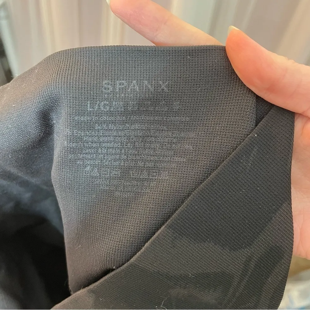 SPANX Look At Me Now Seamless Leggings Black Camo - Image 5