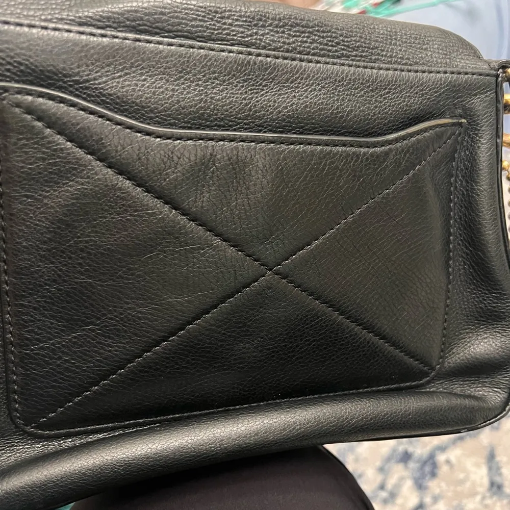 Excellent con Marc Jacobs Black and gold saddle bag - Image 4