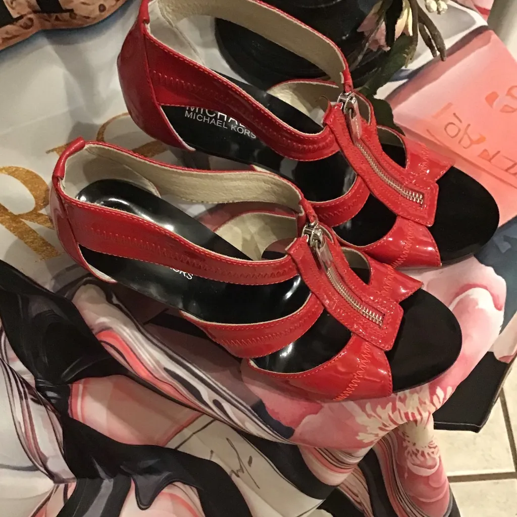 LIKE NEW! MMK Hot Chili Red Patent Leather Berkley T-Strap Sandal Size 7.5 M - Image 3