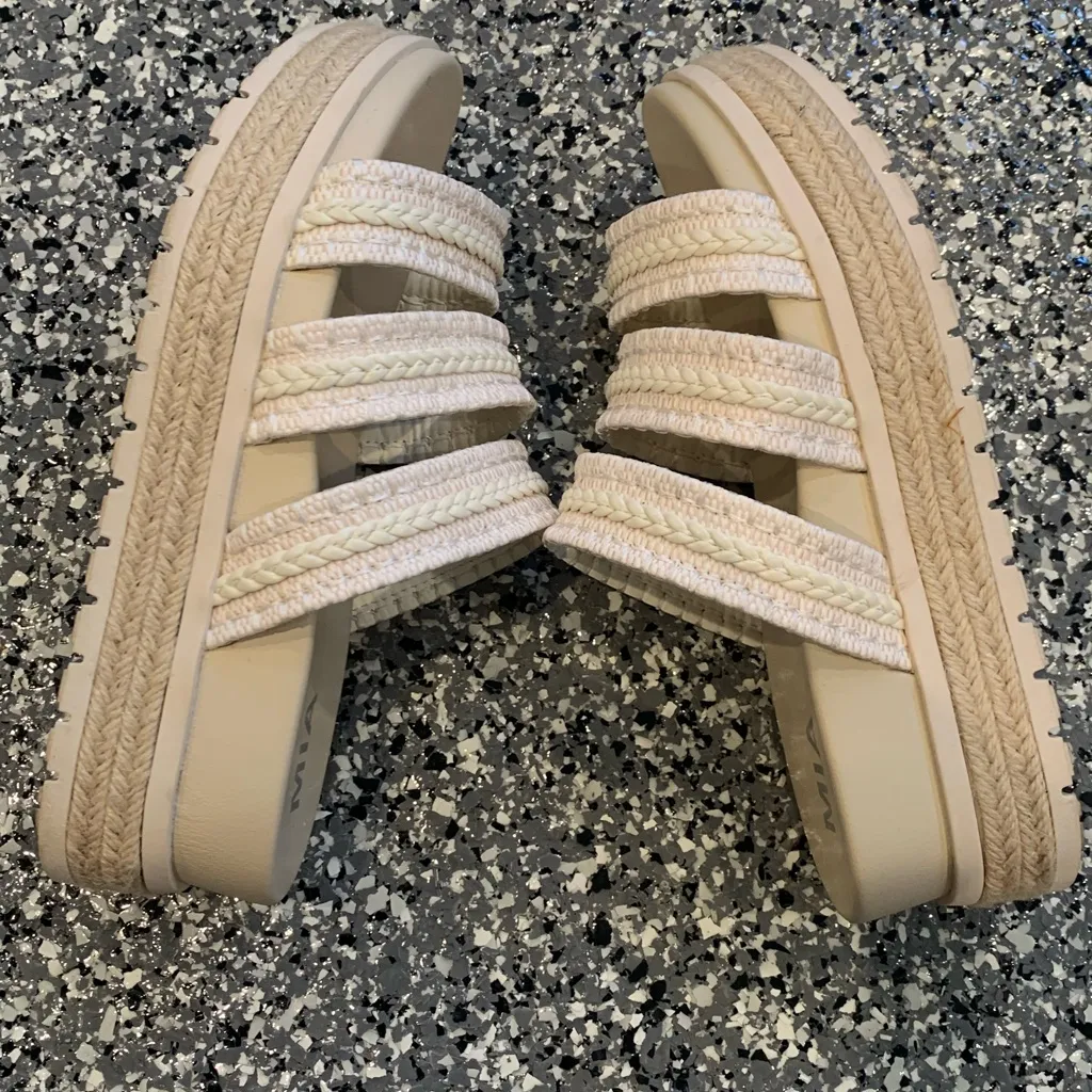 EUC MIA CREAM PLATFORM SANDALS - Image 3