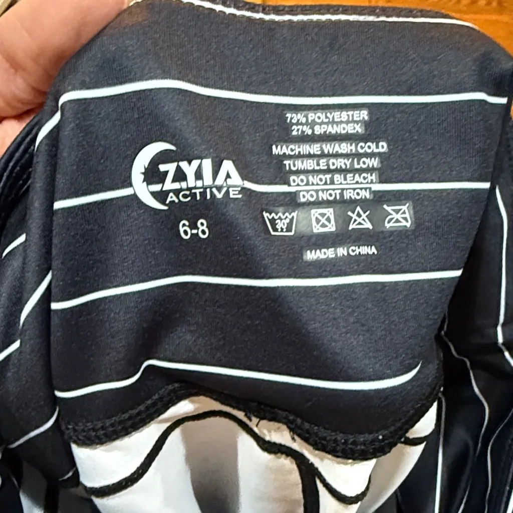 Zyia black stripe pocket light tight capris Size 6 - Image 8