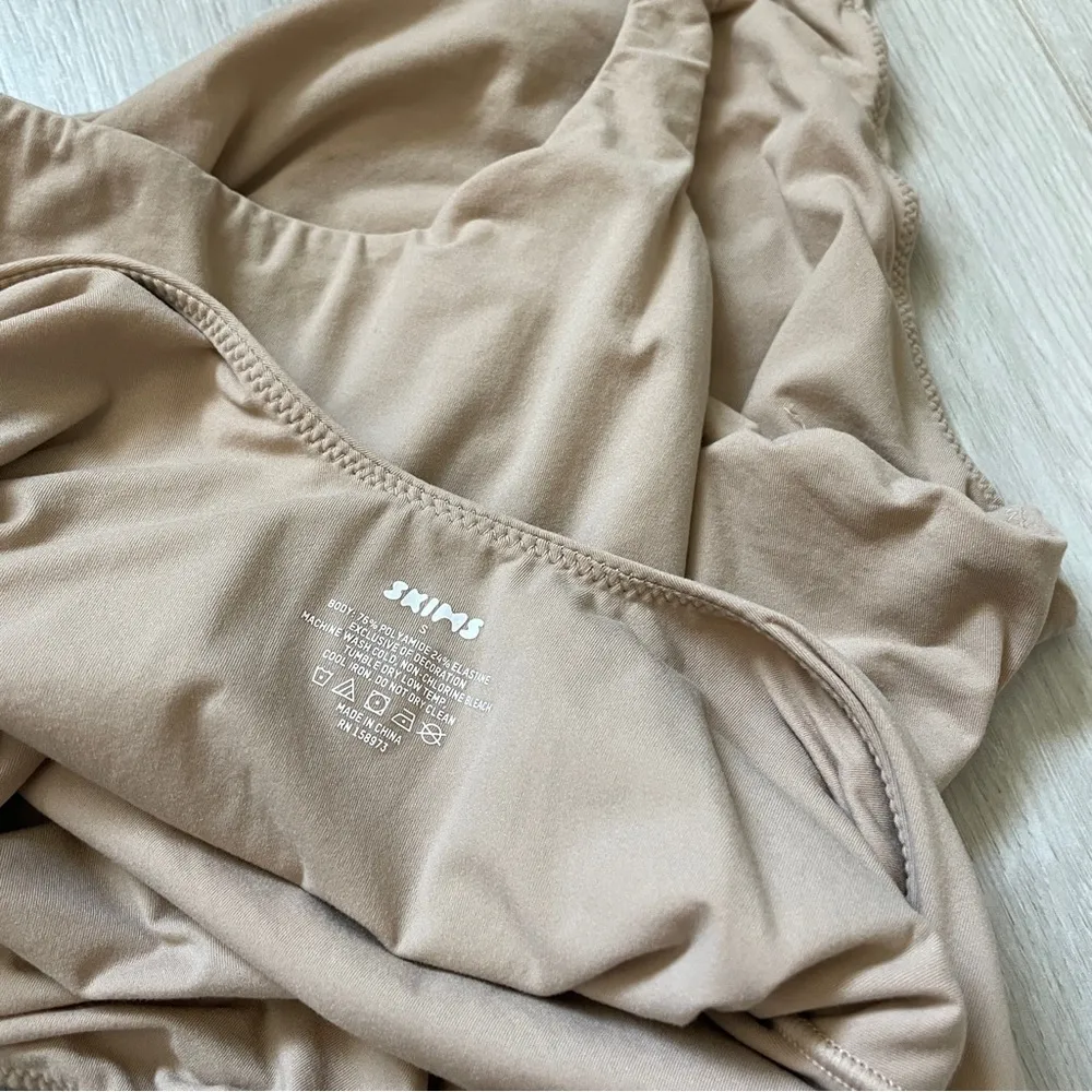 SKIMS  Fits Everybody Square Neck Bodysuit Tan (Small) fitted going out party - Image 3