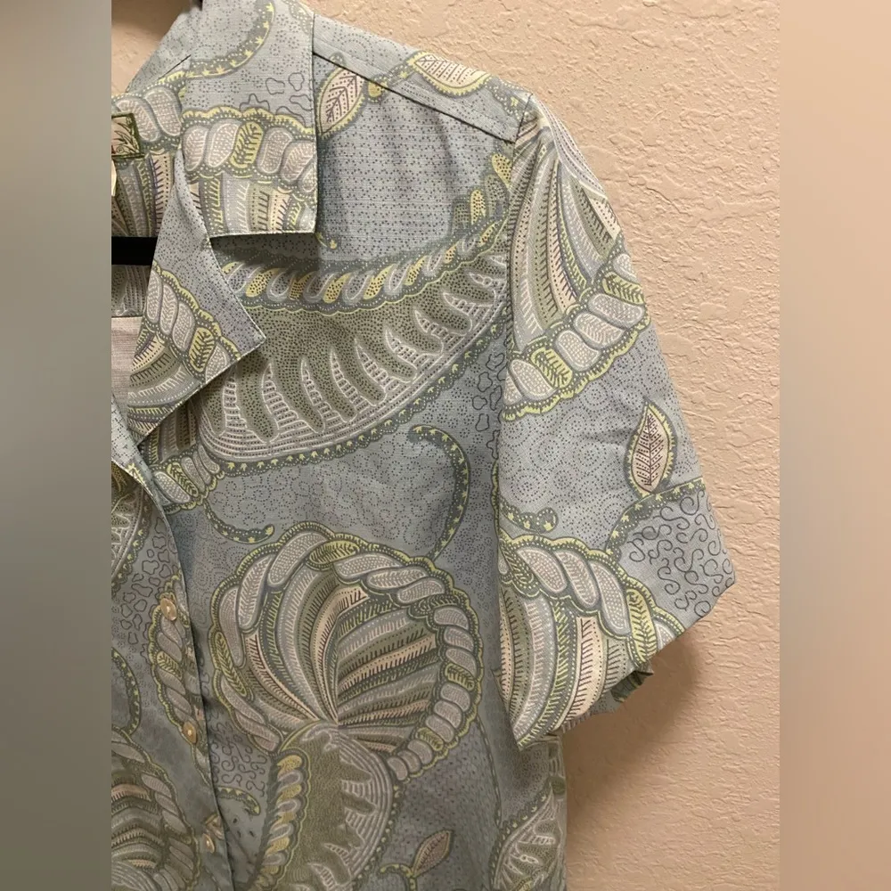 Tommy Bahama 100% Silk Button Down Tropical Blouse With Mother Of Pearl Buttons. - Image 4