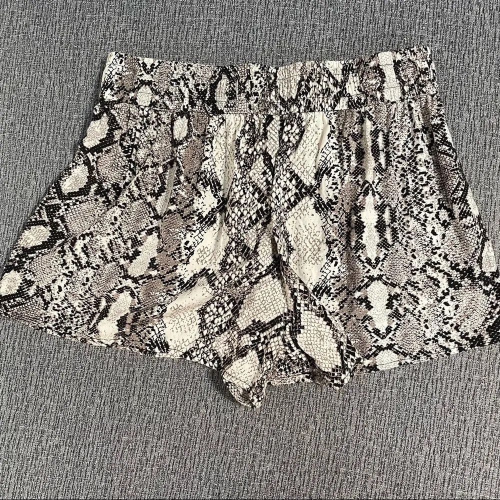 Express Women’s Snakeskin Print Shorts - Image 3