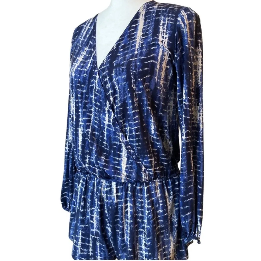 VINTAGE HAVANA BLUE WHITE LONG SLEEVE SURPLICE V-NECK STRETCH PRINT LINED ROMPER - Image 4