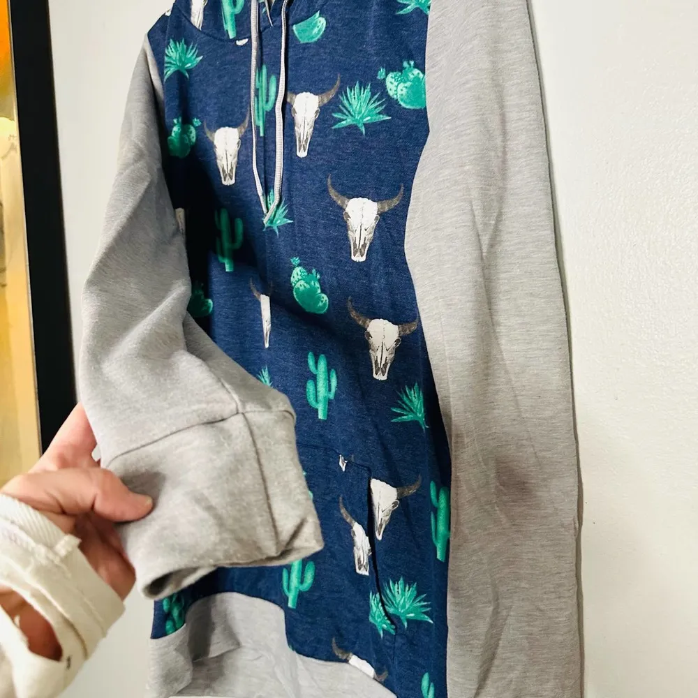 Cowboy Cactus Cow Skull Gray Blue Long Sleeve Pullover Hoodie size Medium - Image 3