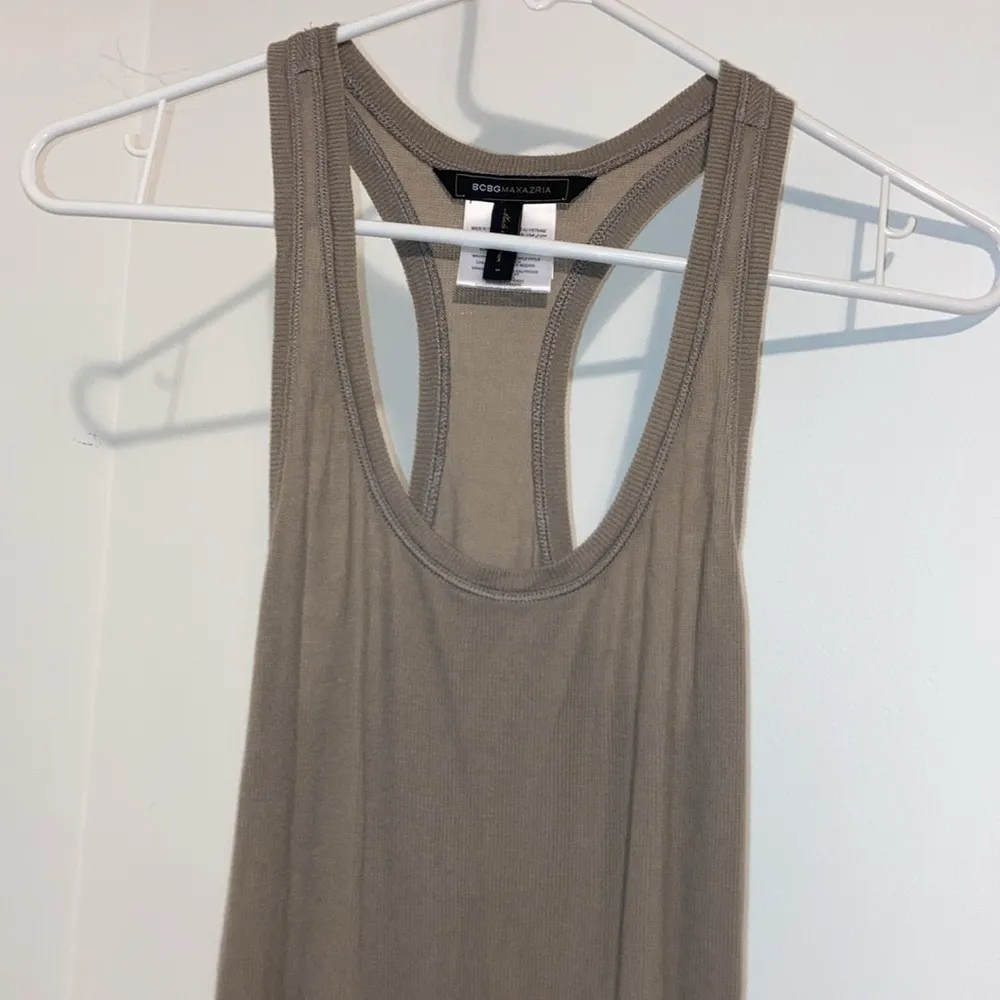 BCBGMaxazria Hazel Tank Dress in Gravel Taupe Lyocell Ribbed Knit Sz M - Image 4