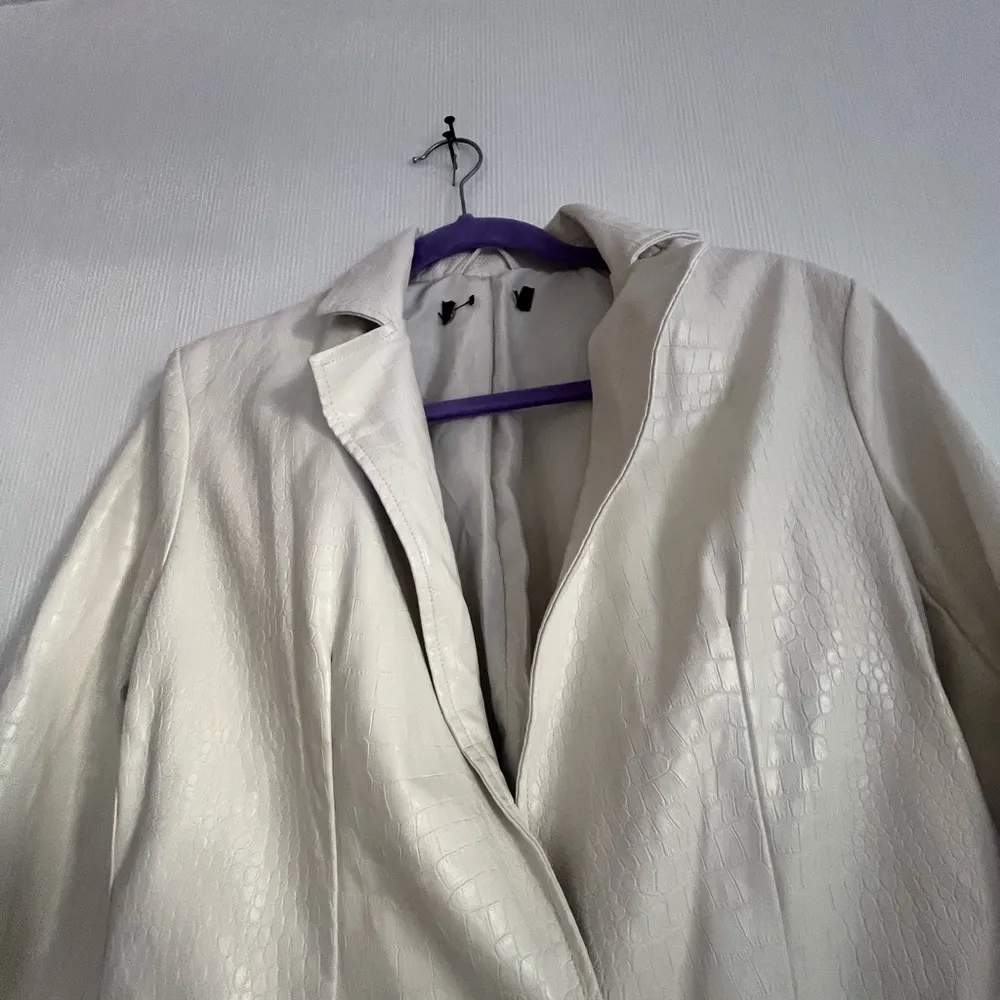 Forever 21 Cream Textured Blazer - Image 4