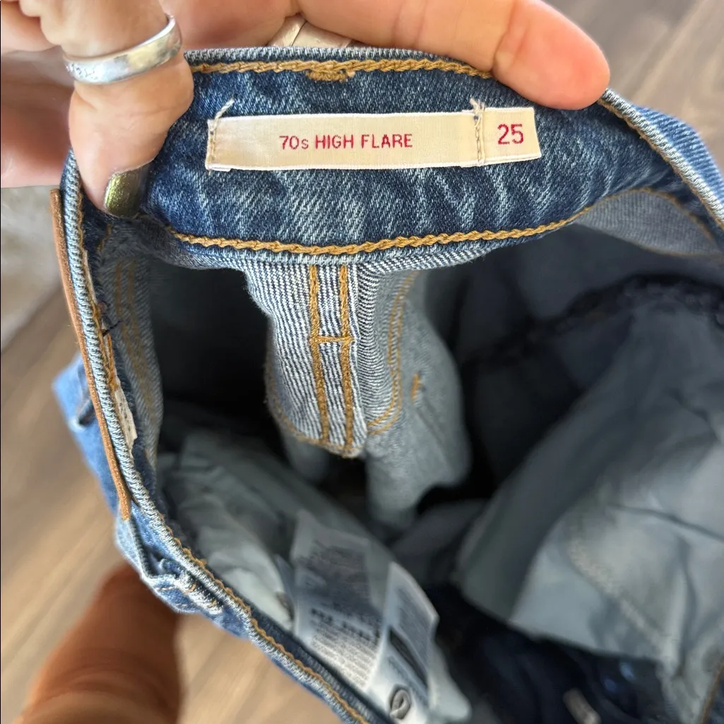 Levi’s 70’s High Flare Premium Jean In medium Wash Size 25 x 28 - Image 8