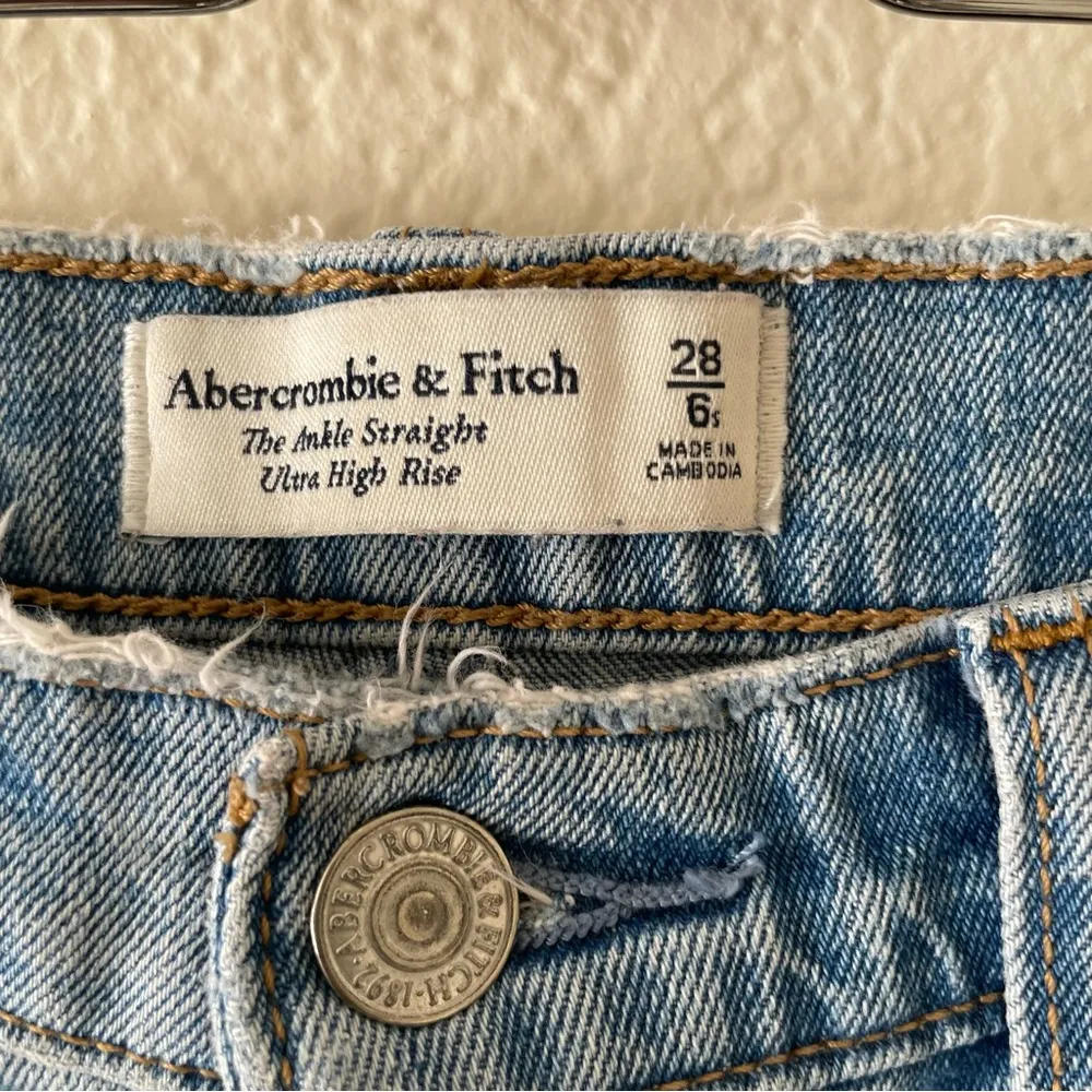 Abercrombie & Fitch The Ankle Straight Ultra High Rise Distressed Jeans short - Image 3