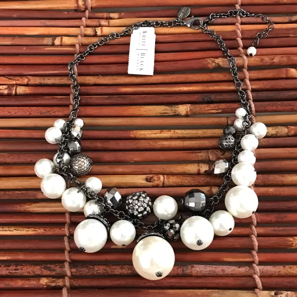 White House Black Market Chunky Faux Pearls Rhinestones & Black Glass Beads NWT - Image 4