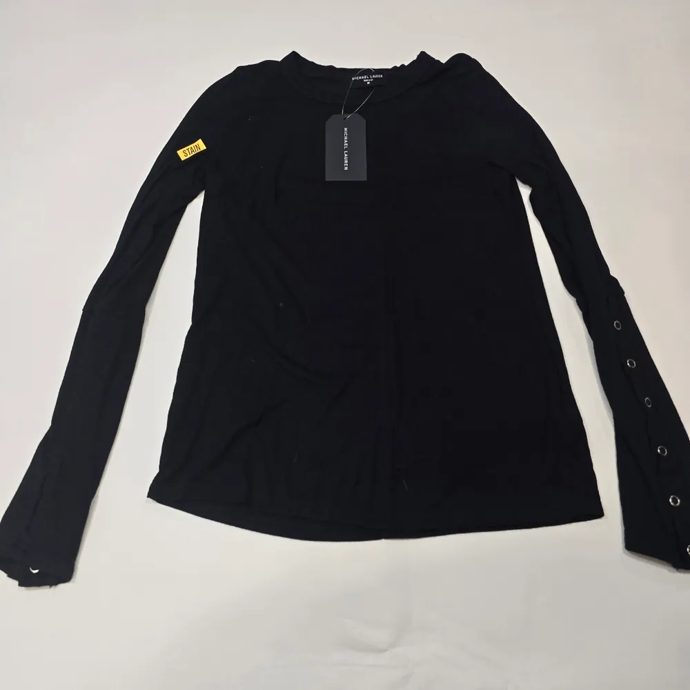 Michael Lauren Sorento Snap Cuff Top in Black - Image 2