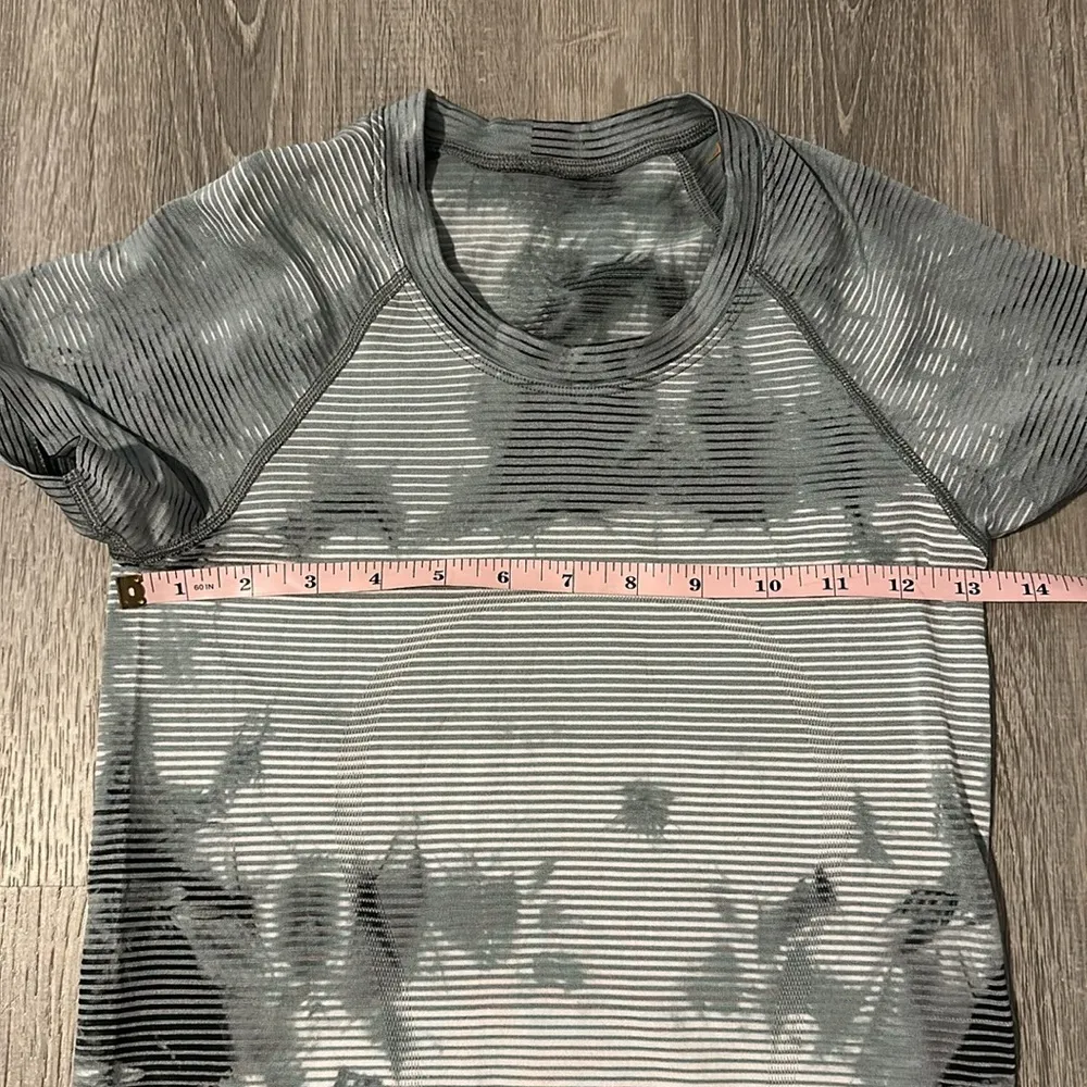 Women’s Sz 4 Swiftly Tech 2.0 Athletic Workout Short Sleeve Yoga Shirt - Image 2