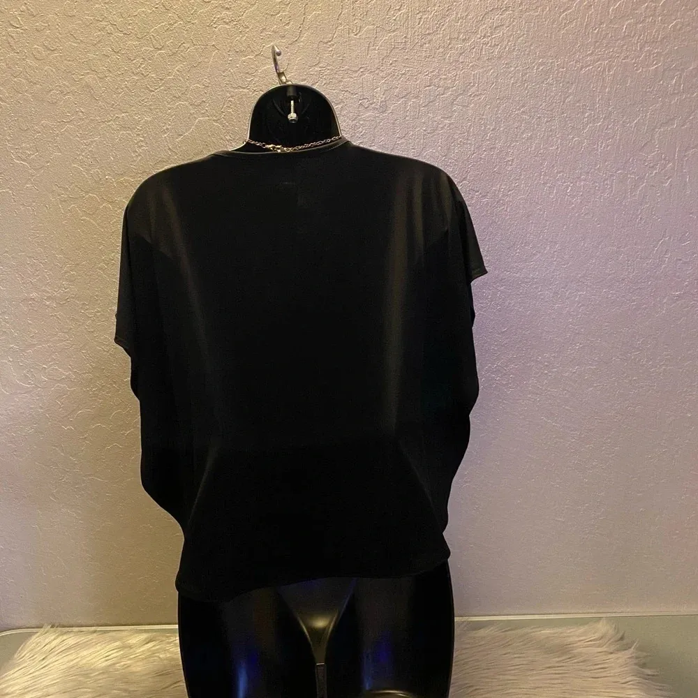 🆕 Julie’s Closet Black Blouse with Accent Necklace - Image 6