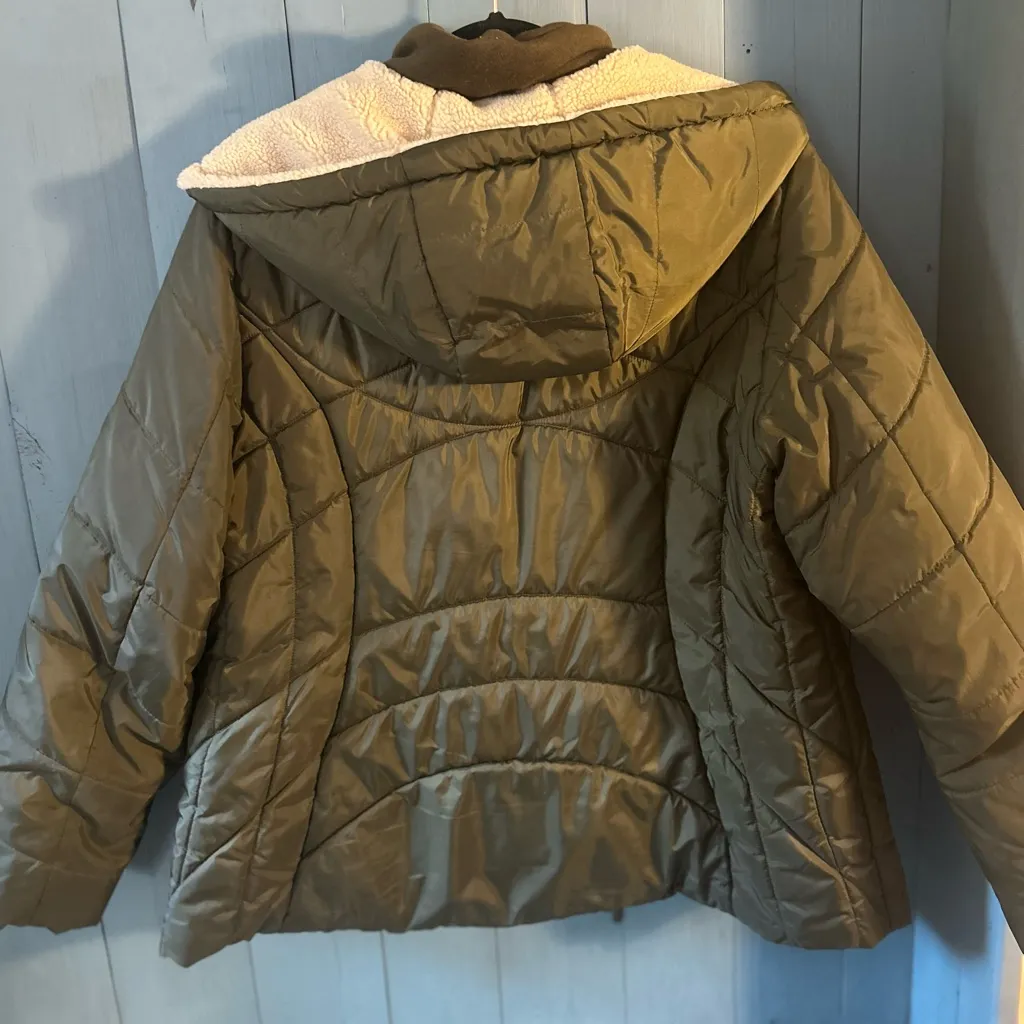 Details Intl Olive Green Puffer Jacket with Soft Beige Trim | Size Large Size M - Image 3