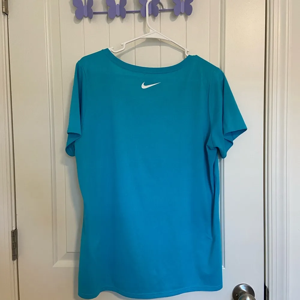 Nike women’s scoop neck dri-fit‎ decal tshirt — XL - Image 5