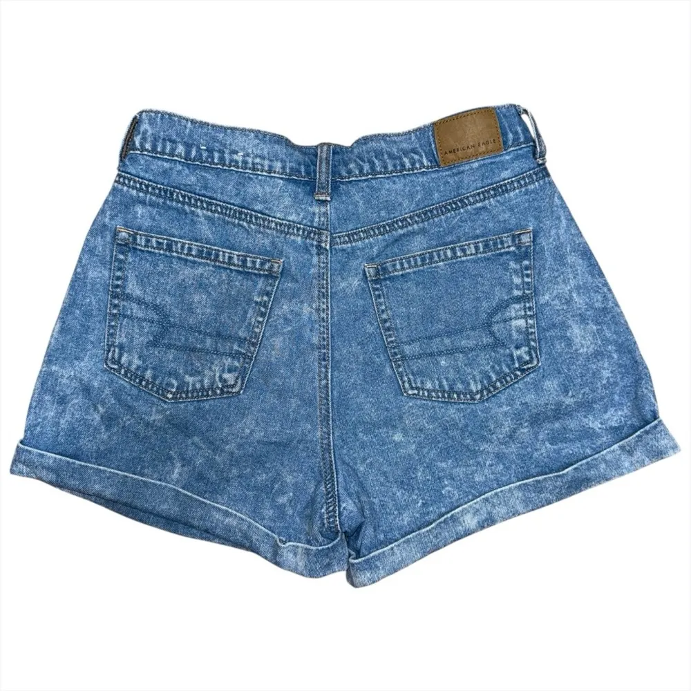 American Eagle High Waisted Pleated Mom Jean Shorts Rolled Hem Light Wash Size 2 - Image 2