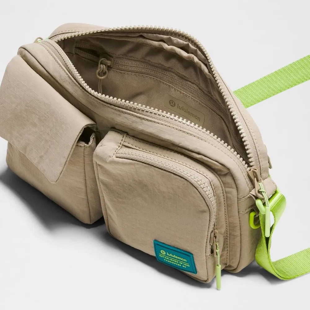 Lululemon Multi Pocket Crossbody Bag 2.5L Sheer Oak/Sour Grape NWT - Image 3