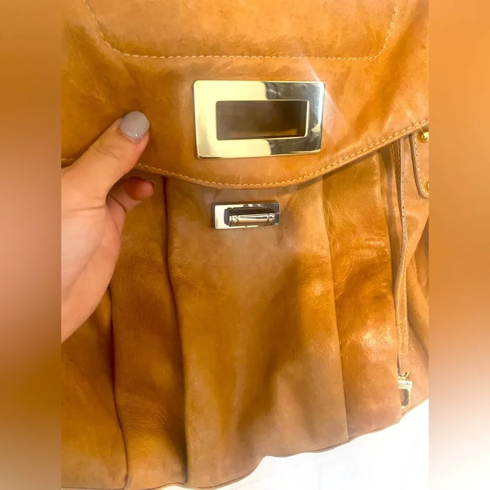 Be&D crossbody tan leather satchel with gold accent - Image 7