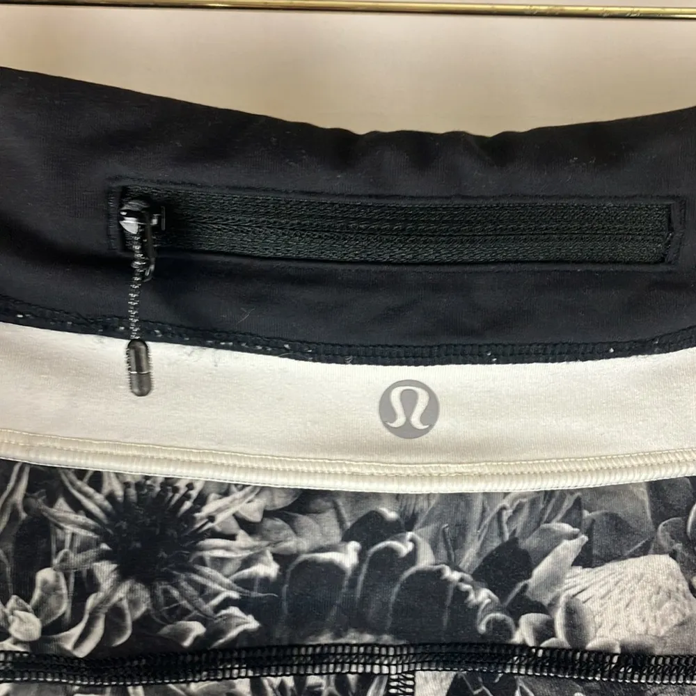 Lulu Lemon flowabunga floral cropped athletic leggings size 4 - Image 7