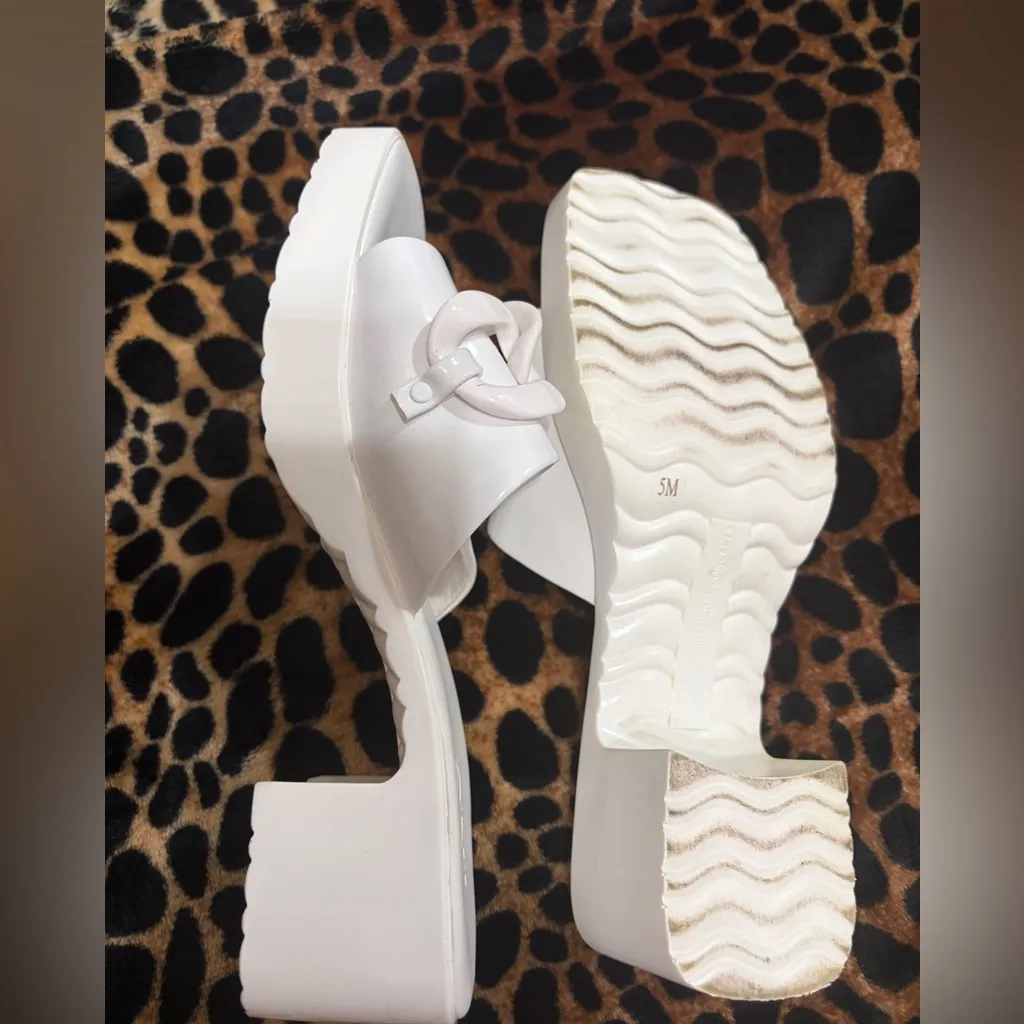 INC International Concepts White Chain Detail Mules Size 5 - Image 6