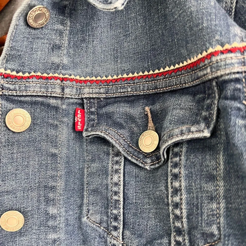 Levi's Cropped Denim Jacket with Red and white embroidered Detail   Size L - Image 4