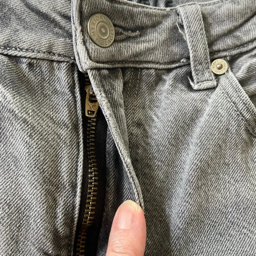 American Eagle Outfitters Gray Distressed Mom Jeans Grunge, Punk, Size 6 - Image 6