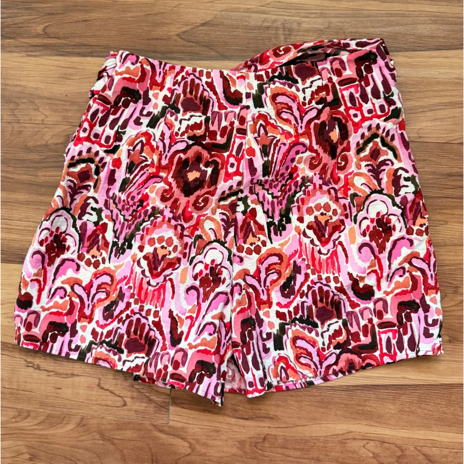 Zara Patterned Shorts with Twist Detail, Pink Red Print, Casual Summer Size M - Image 3