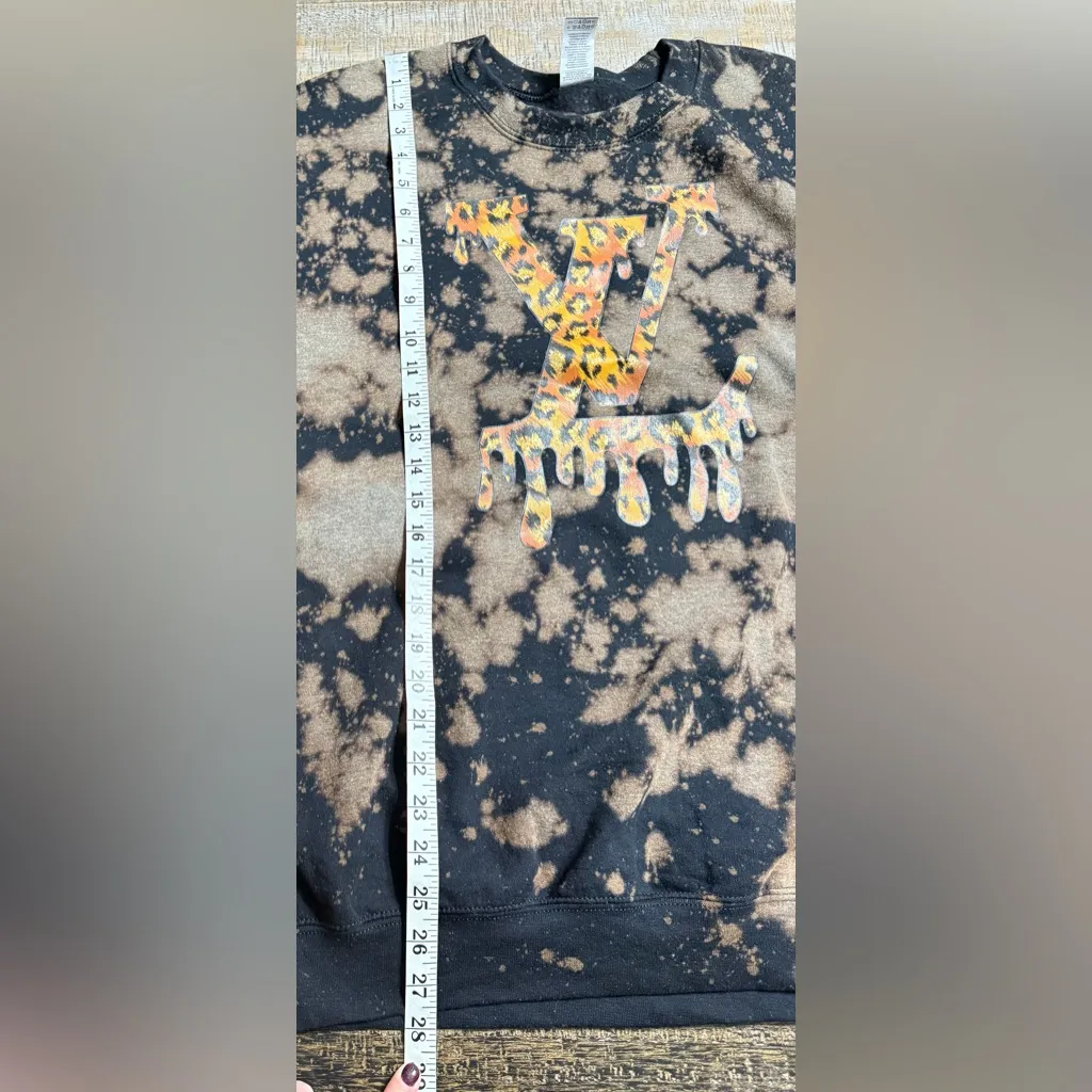 Gildan Black and Tan Graphic Sweatshirt - Image 6