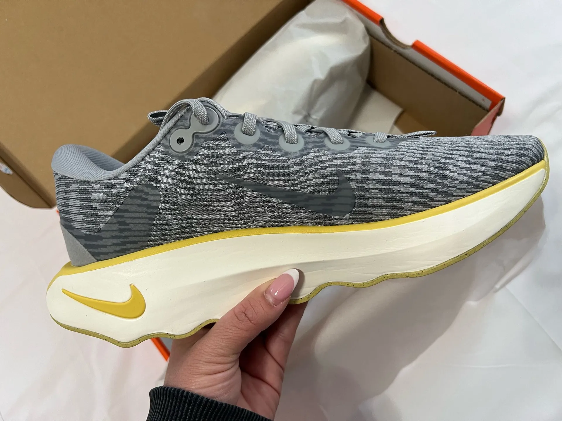 Nike Motiva Running Shoes Mens 9 Womens 10.5 Grey Cushioned Comfort Athletic - Image 2