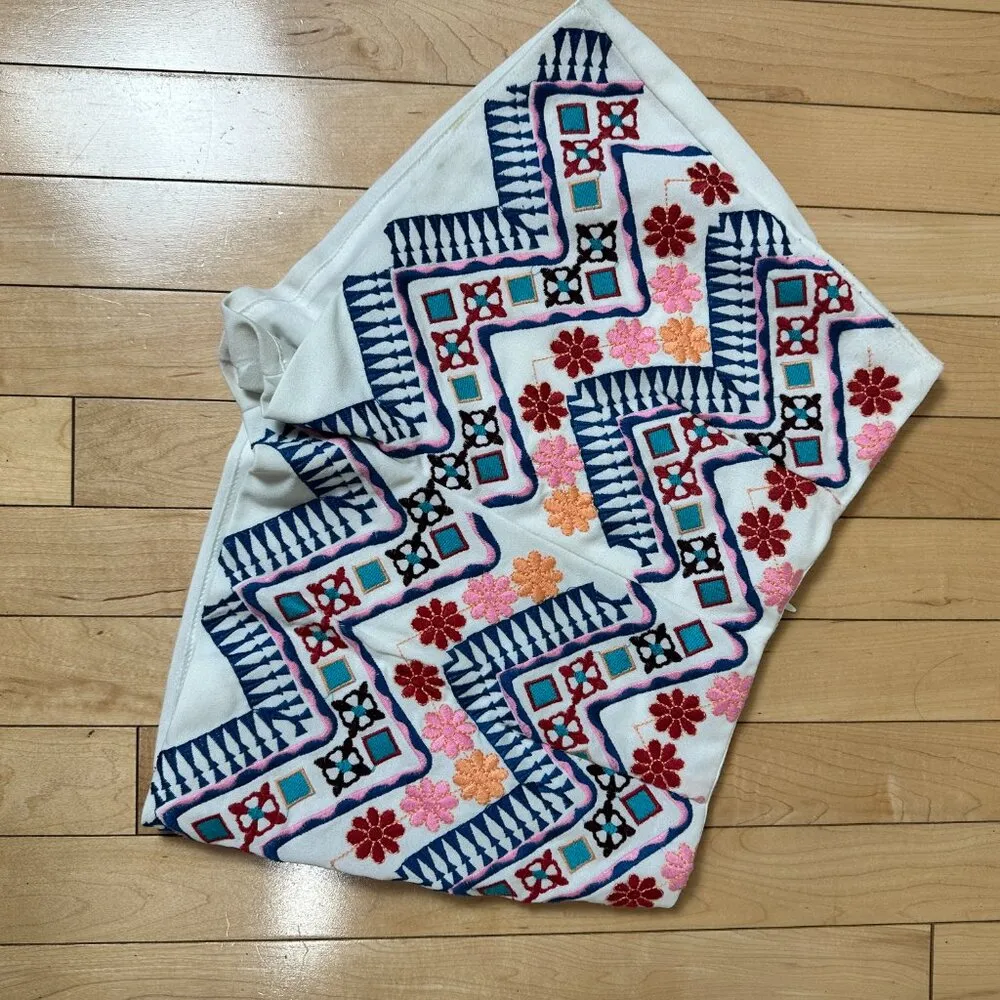 LULU'S Embroidered Detail Shorts Size Small - Image 2