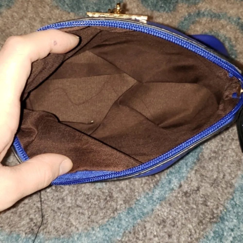 SMALL BLUE CROSSBODY WITH DEER CHAIN - Image 4