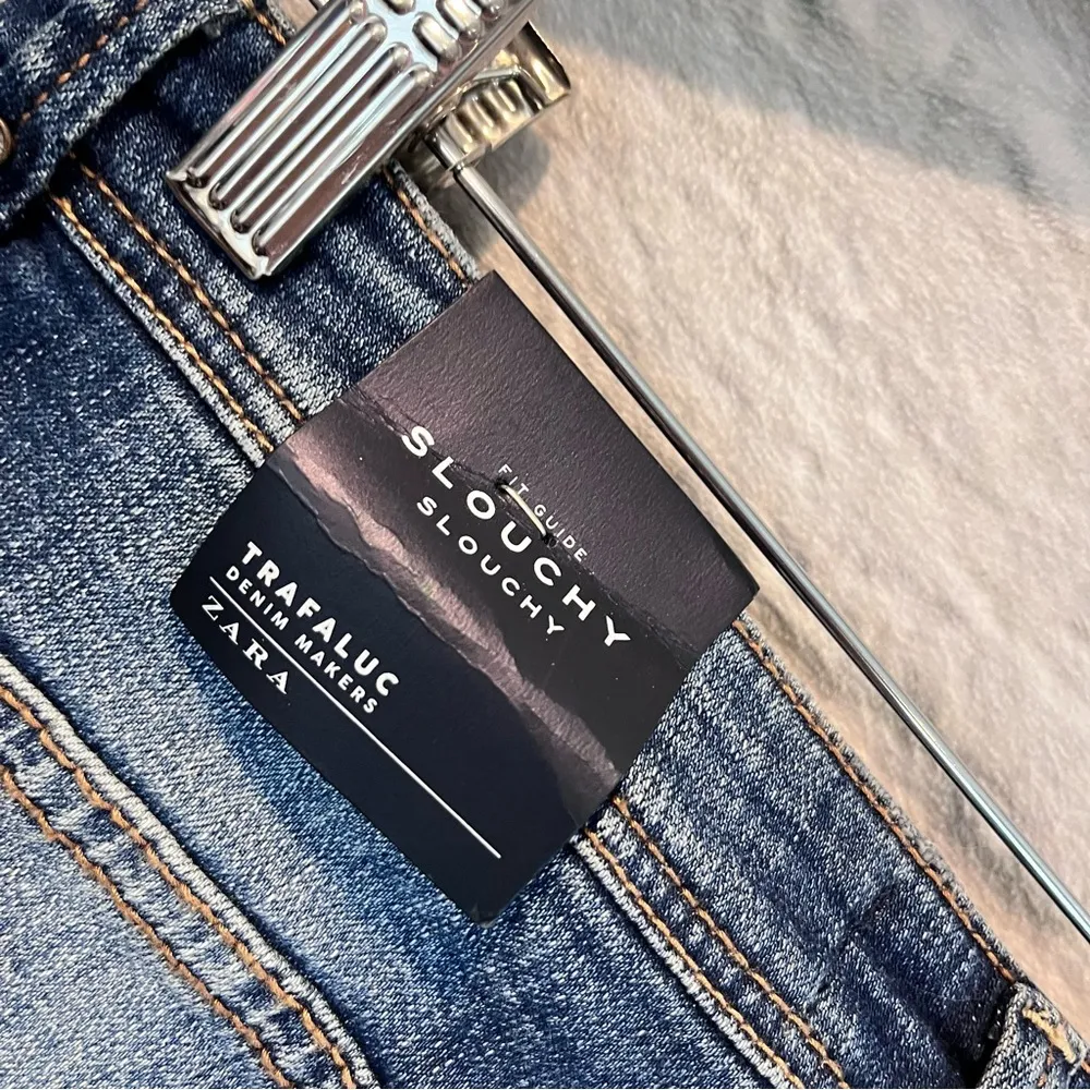 NWT  Trafaluc Denim Womens US 4 Distressed Blue Wash Slouchy Skinny Jeans - Image 10