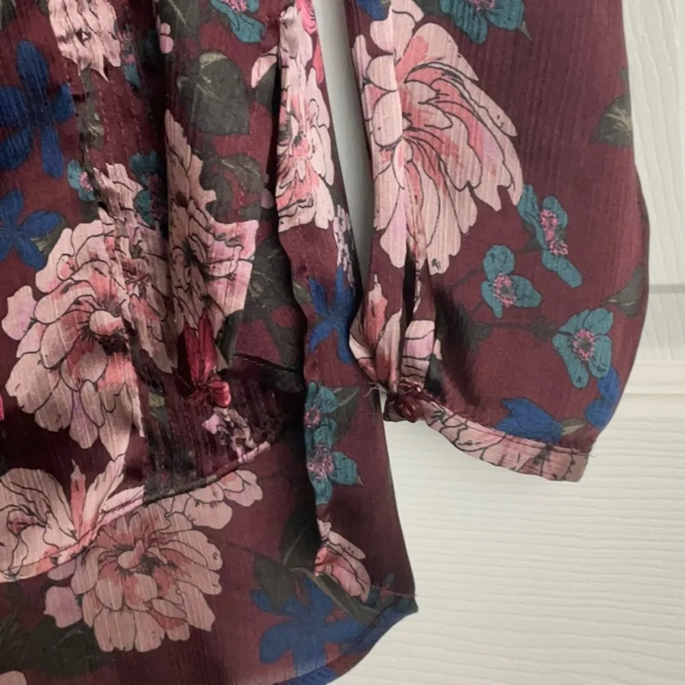 Zara Basic collection Floral V-Neck Blouse - Pink and Blue size medium - Image 5