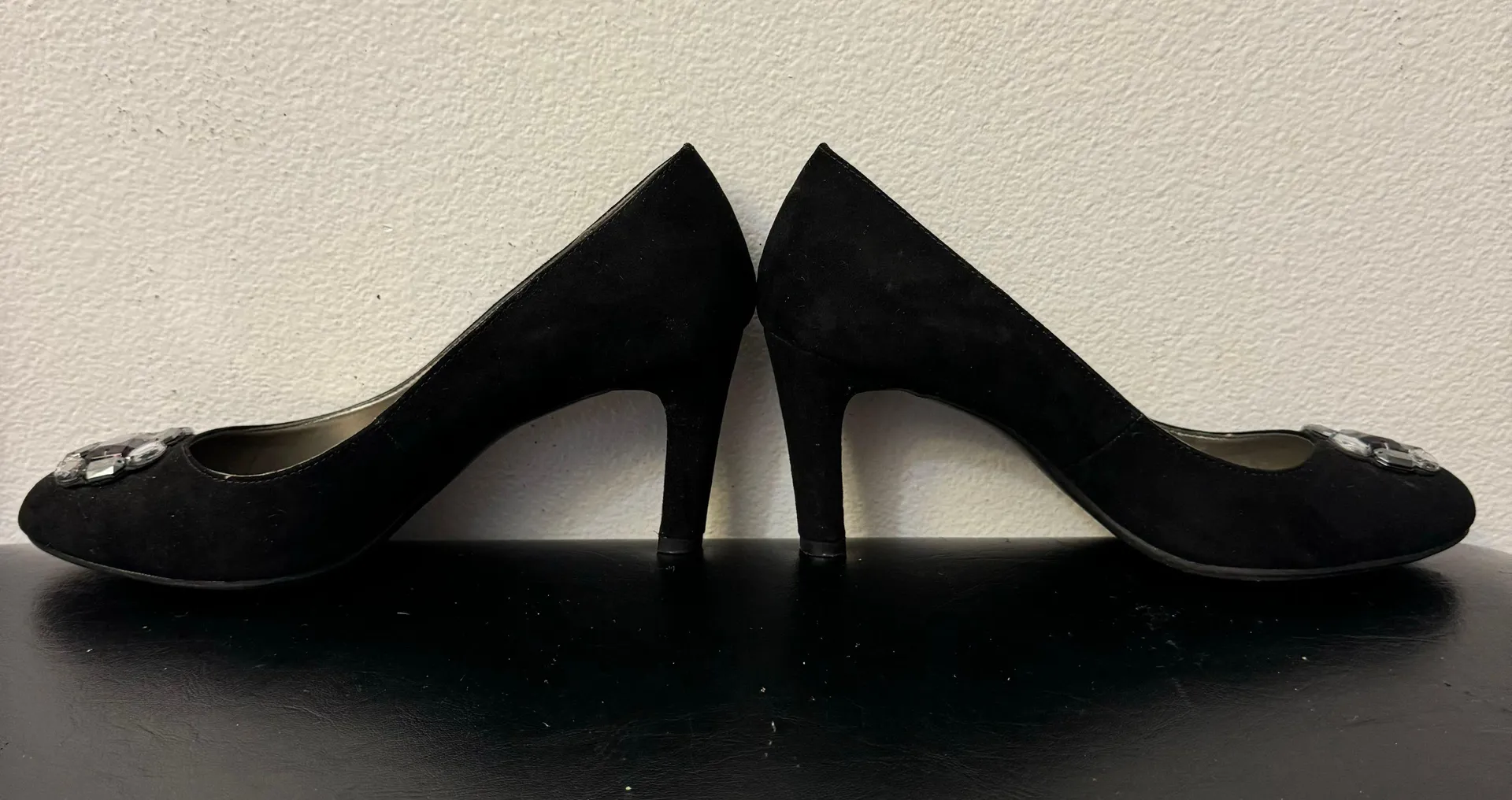 Elegant Black Women's Shoes with Embellished Toe - Image 7