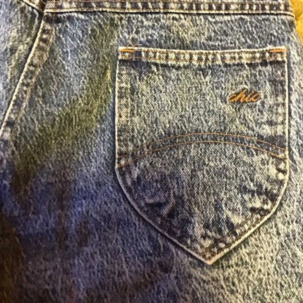 Chic Acid Washed Mom Jean Shorts Size 30 - Image 5