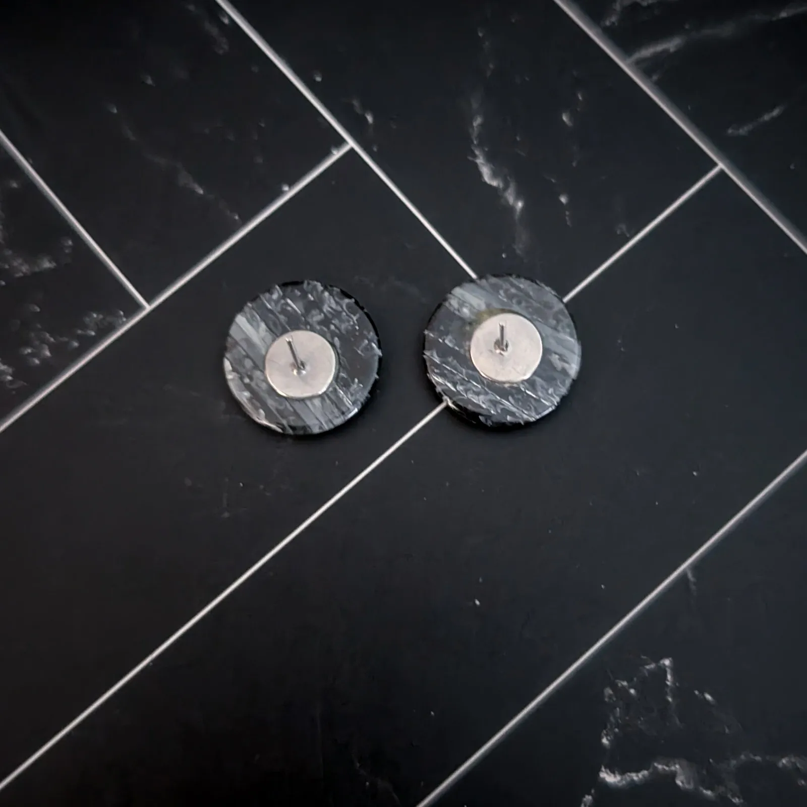 Vintage Stud Earrings Circle Black and Gray Tones - Image 5