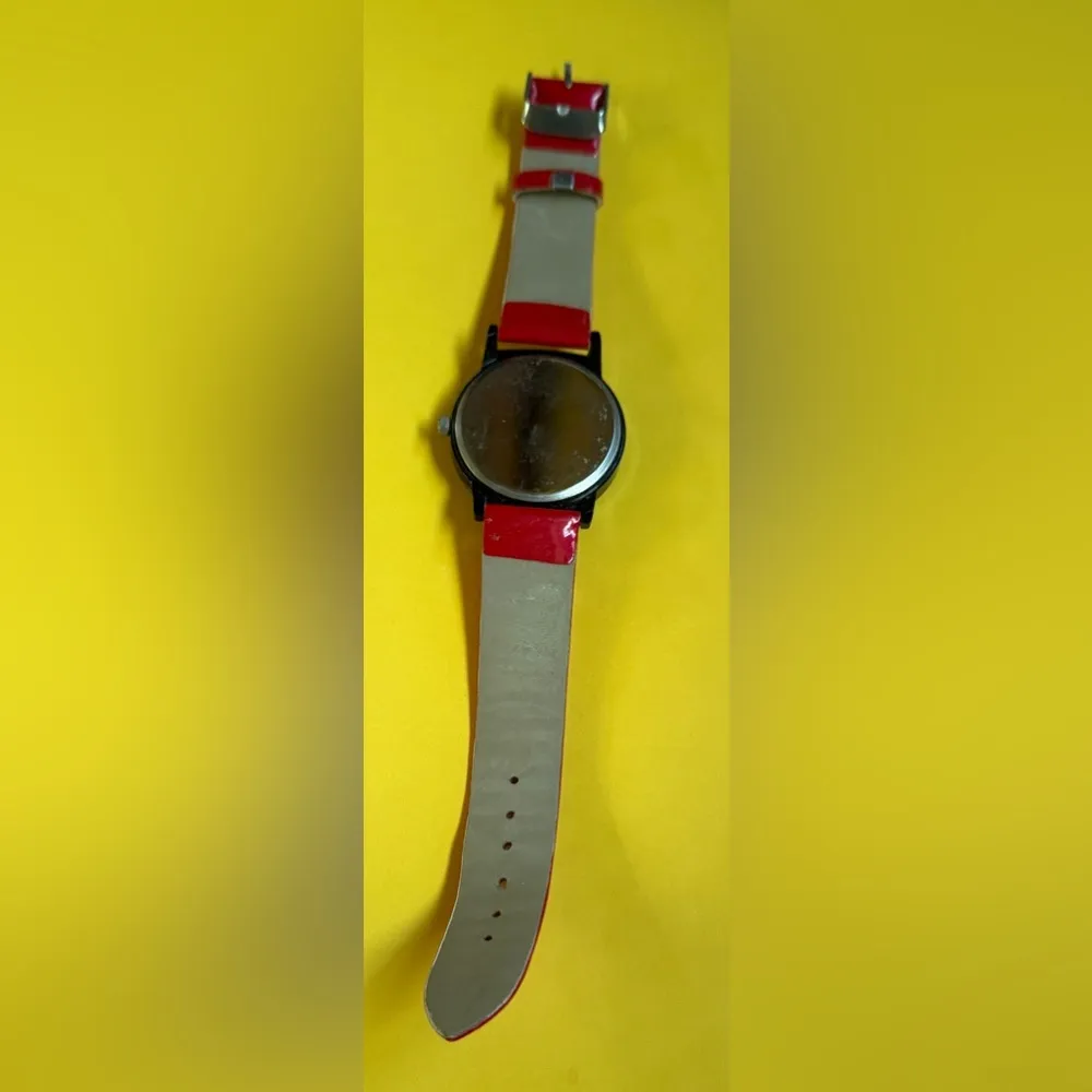 Red Wristwatch with Glossy Strap - Image 3