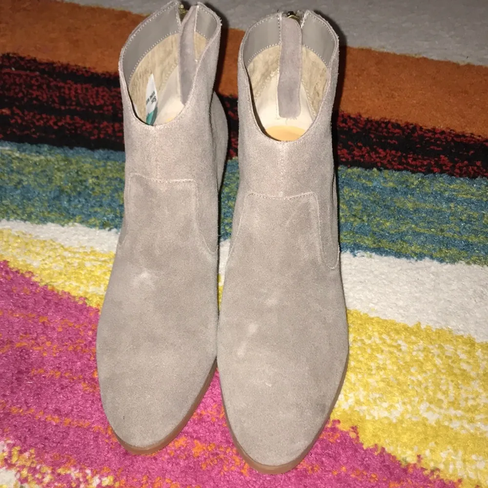 Tesori Raven Khaki Suede ankle booties size 9.5 Tan - Image 3