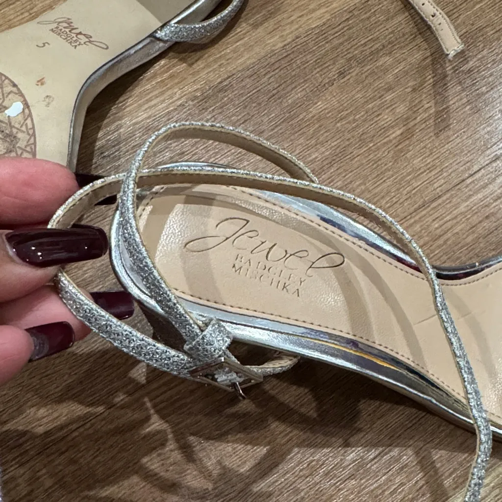 Jewel Badgley Mischka Glittering Silver Heels Size 5 - Image 10