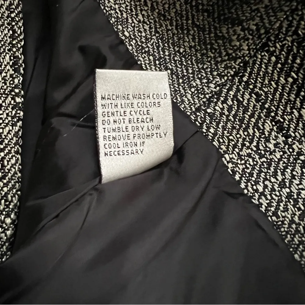 Danillo Skirt/Jacket Classy, Stylish Business Matching Skirt Set. Size 12 Silver - Image 9