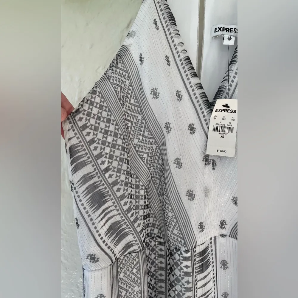 NWT Express fully lined, silver, white halter neck, back slit maxi dress; XS - Image 3